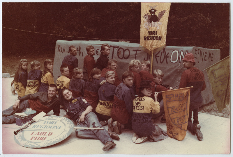 EÜE-85 Sakala regiooni rühmade grupipildid. Tootsi rühm Varblas regiooni kokkutulekul