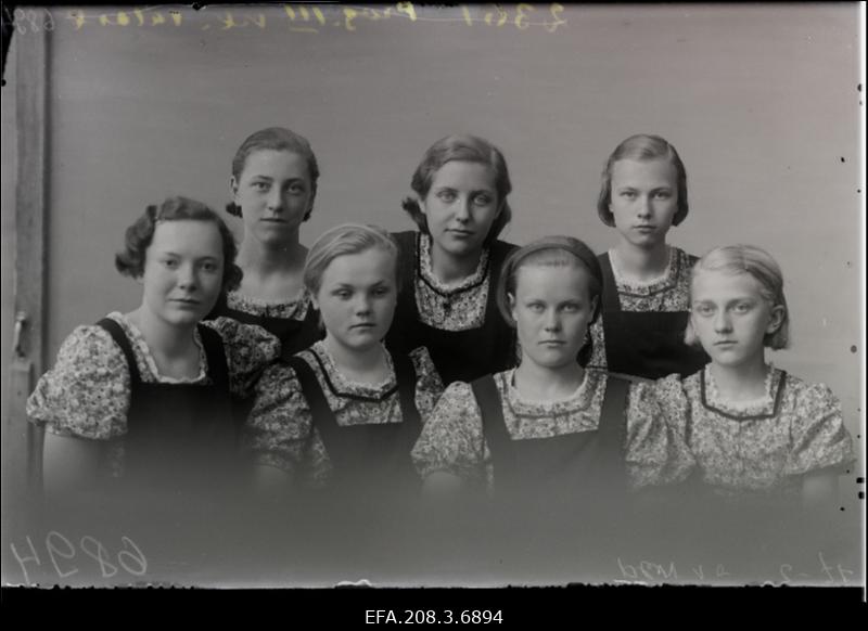 Grupp Paide Progümnaasiumi III klassi tütarlapsi.