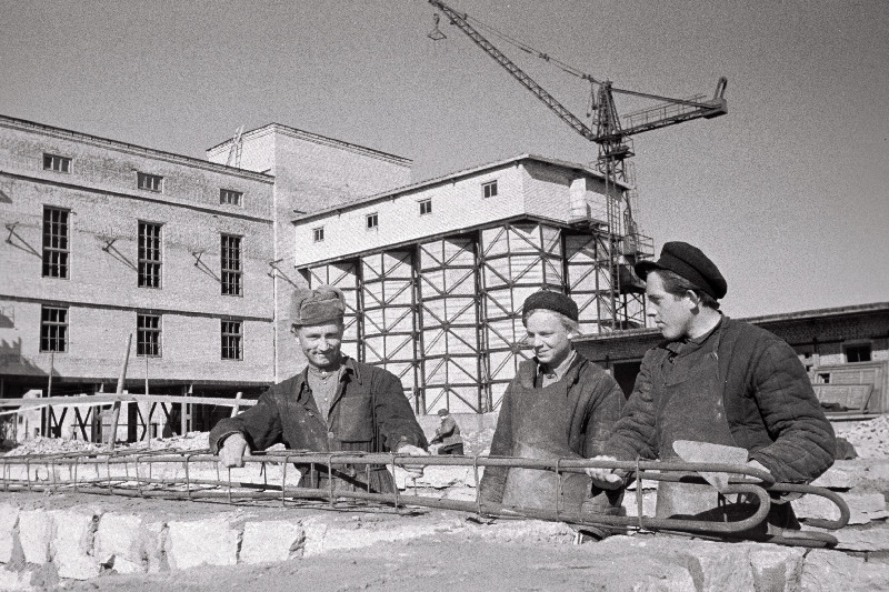 Müürseppade brigaadi brigadir V. Lupski (vasakul) ning müürsepad K. Pappel ja E. Vallik raudbetoonkonstruktsioonide tehase ehitusel.