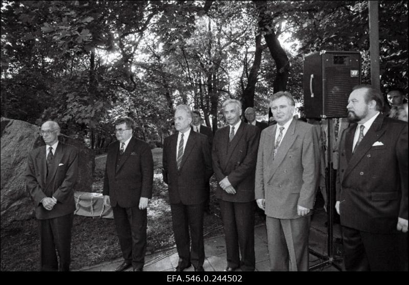 Poliitika- ja ühiskonnategelased: Lennart Meri (vasakult), Edgar Savisaar, Arnold Rüütel, Jaak Tamm, Tiit Vähi, Ülo Nugis mälestuskivi pidulikul avamisel, mis oli pühendatud 15. mail 1990.aastal toimunud sündmuste jäädvustamiseks.