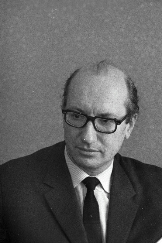 Normet, Leo - Tallinna Riikliku Konservatooriumi õppejõud, helilooja ja muusikateadlane.