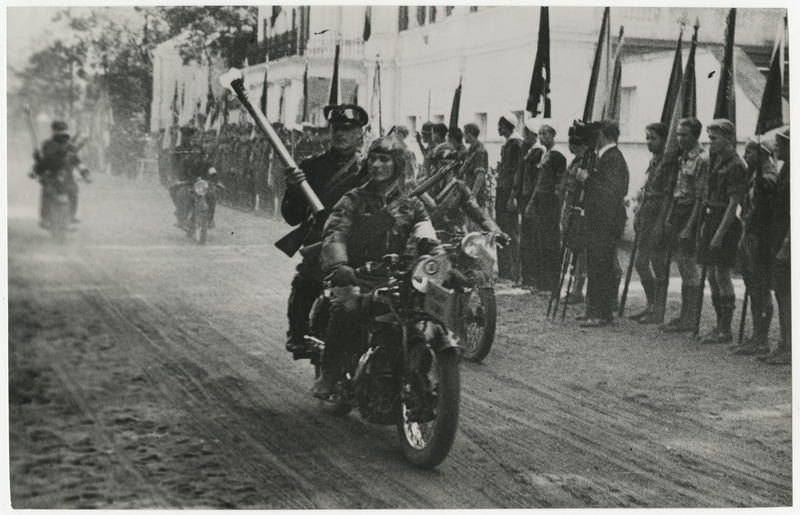Võidupüha tähistamine Tallinnas 23.06.1936, mootorrattapatrullid võidu tuld Tallinnast välja viimas
