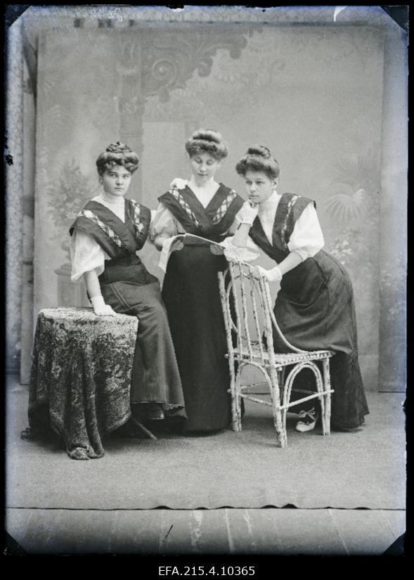 Grupp naisi, (foto tellija Kiss).