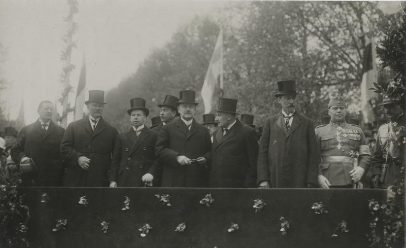 Soome presidendi Lauri Relanderi visiit Eestisse 22.-24.05.1925, paraad Tallinnas. Seisavad (vasakult) Hugo Rahamägi, Emil Nestor Setälä, Karl Gustav Idman, Karl Robert Pusta, Lauri Relander, Jüri Jaakson, Jaan Tõnisson, Lauri Malmberg, Jaan Soots.