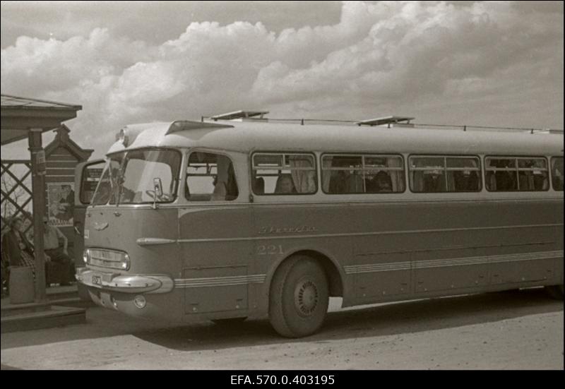 Autobuss peatuses.