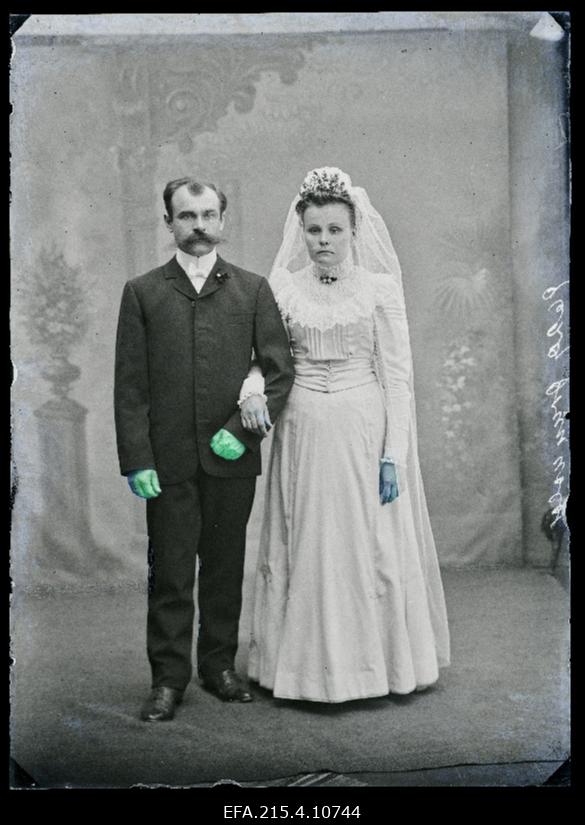 Pruutpaar August Grünwald (Grünvald) ja Marie Wiirak (Viirak).