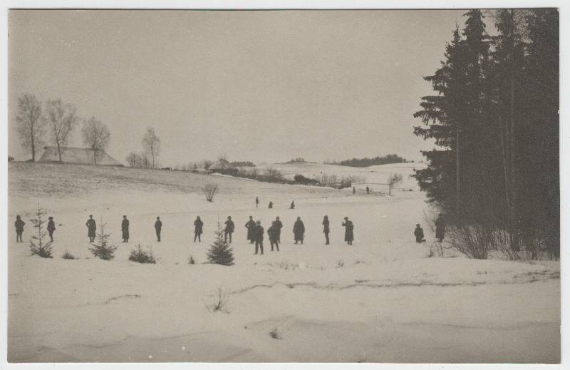 [5. Jalaväepolgu jalamaakuulajate komando] ohvitserid ja sõdurid grupifotol Irboska lähedal Petserimaal