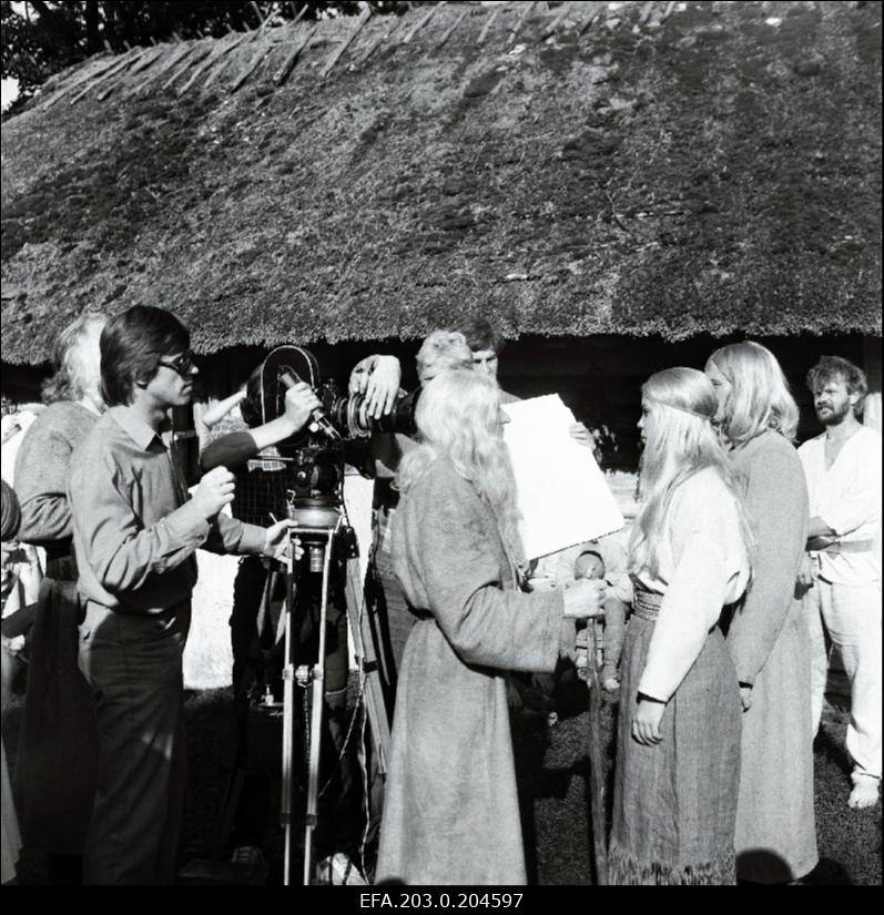 Tallinnfilmi mängufilmi "Hundiseaduse aegu" filmimine. Vasakult: režissöör-lavastaja Olav Neuland, Metsatarka kehastav näitleja Voldemar Paavel ja Ulla osatäitja Tene Ruubel.