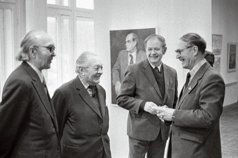 Kunstnikud Eduard Einmann, Valter Jõeste ja Evald Okas Suurest Isamaasõjast osavõtnud kunstnike teoste näitustel Tallinna Kunstihoones.