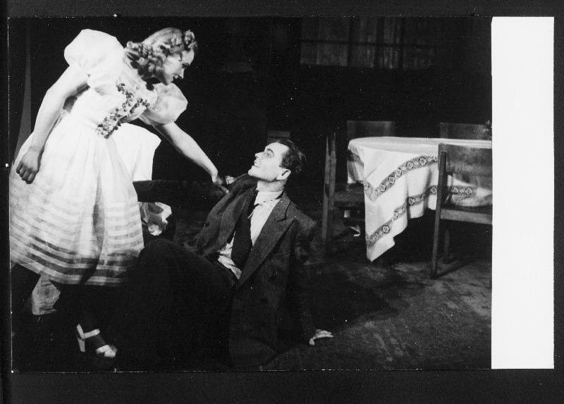 Stseen L. Maljugini näidendist Vanad sõbrad Uue Teatri noorte rühma esituses.