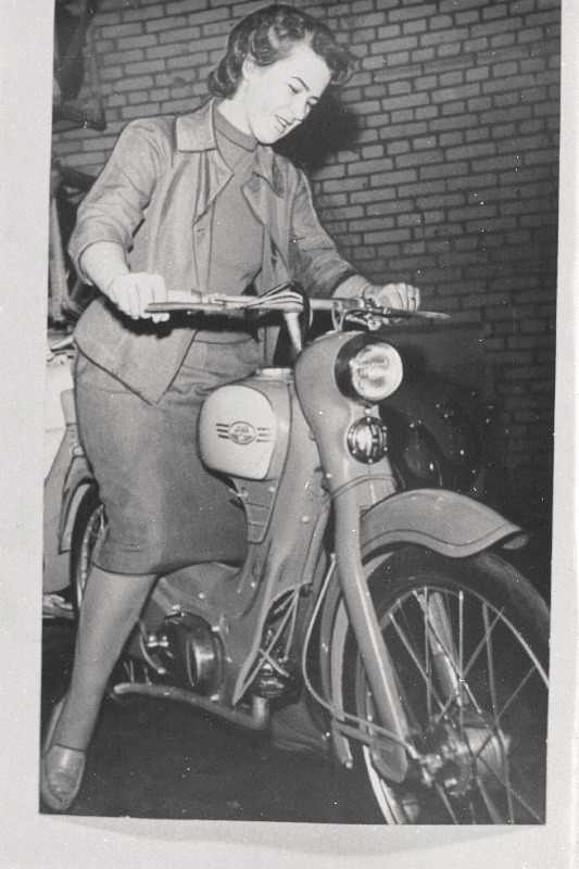 Meistersportlane mootorispordis Inge Lepik.