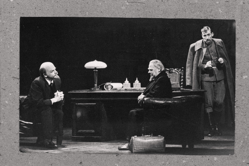 Stseen N. Pogodini näidendist "Kremli kellad" RAT "Vanemuises". Vasakult: V.I. Lenin - Evald Hermaküla, Kellassepp - Elmar Kivilo, F.E. Dzeržinski - Tõnis Lepp.