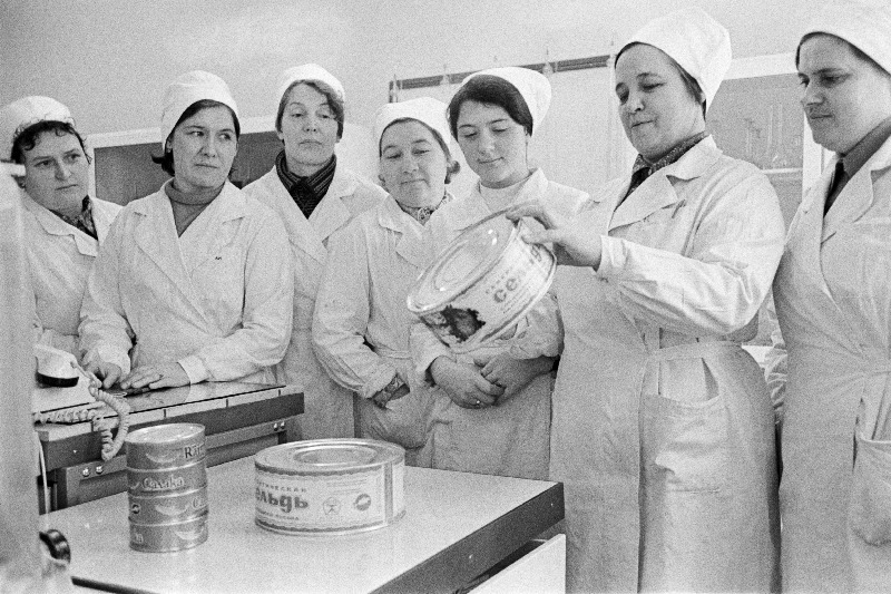 Pärnu kalakombinaadi preparaator Svetlana Gavrilova, laboratooriumi juhataja asetäitja Alvetina Jena, insener – tehnoloog Maria Ektova, insener – keemik Maria Bedneko, tehnik – tehnoloog Svetlana Mihhailova, insener - tehnoloog Jelena Pärna ja bakterioloog Tamara Libe.