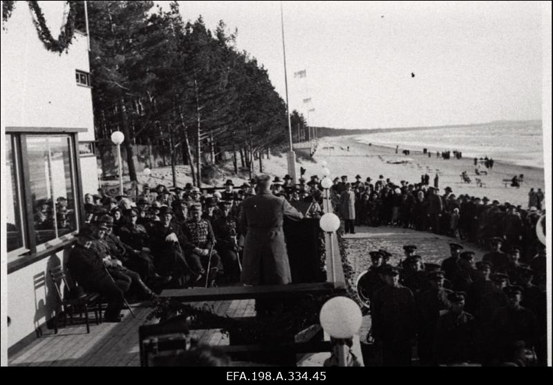 Kaitsevägede ülemjuhatajale kindralleitnant J. Laidonerile Kriuša mälestusmärgi komiteelt. Fotosid Kriuša mälestusmärgi avamiselt. Narva -Jõesuu rannahoone sisseõnnistamine.