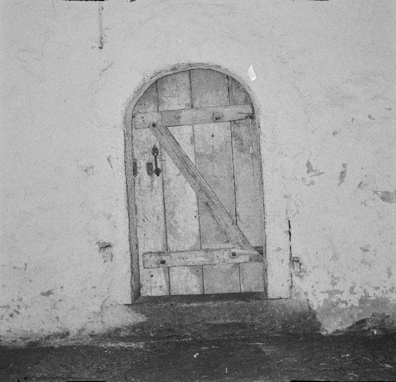 Komandandi maja. Projekteeritavas kütteruumis asuv uks, vaade lõunast