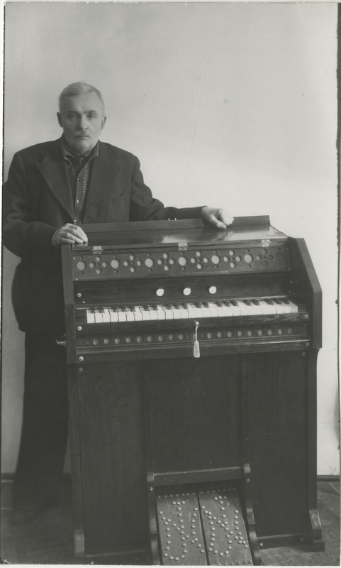 Jaan Niilus omavalmistatud harmooniumiga