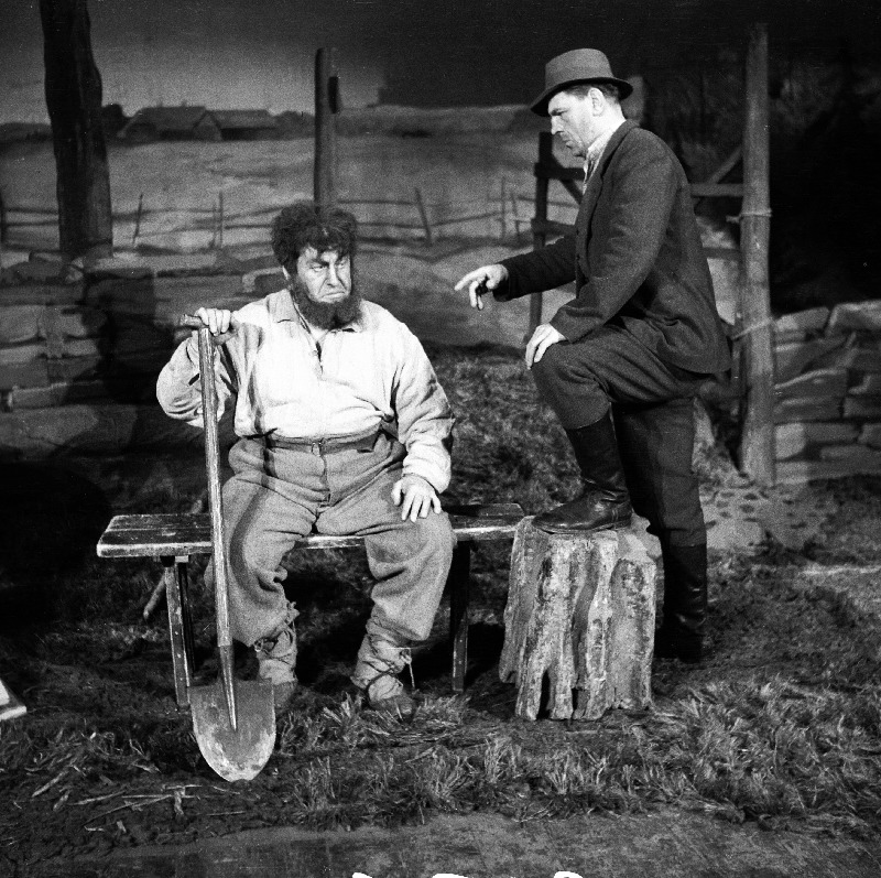 Stseen A.H. Tammsaare romaani Põrgupõhja uus Vanapagan järgi tehtud V. Panso samanimelisest dramatiseeringust. Põrgupõhja Jürka - Eesti NSV teeneline kunstnik Arno Suurorg, Kaval Ants - Johannes Kaljola.
