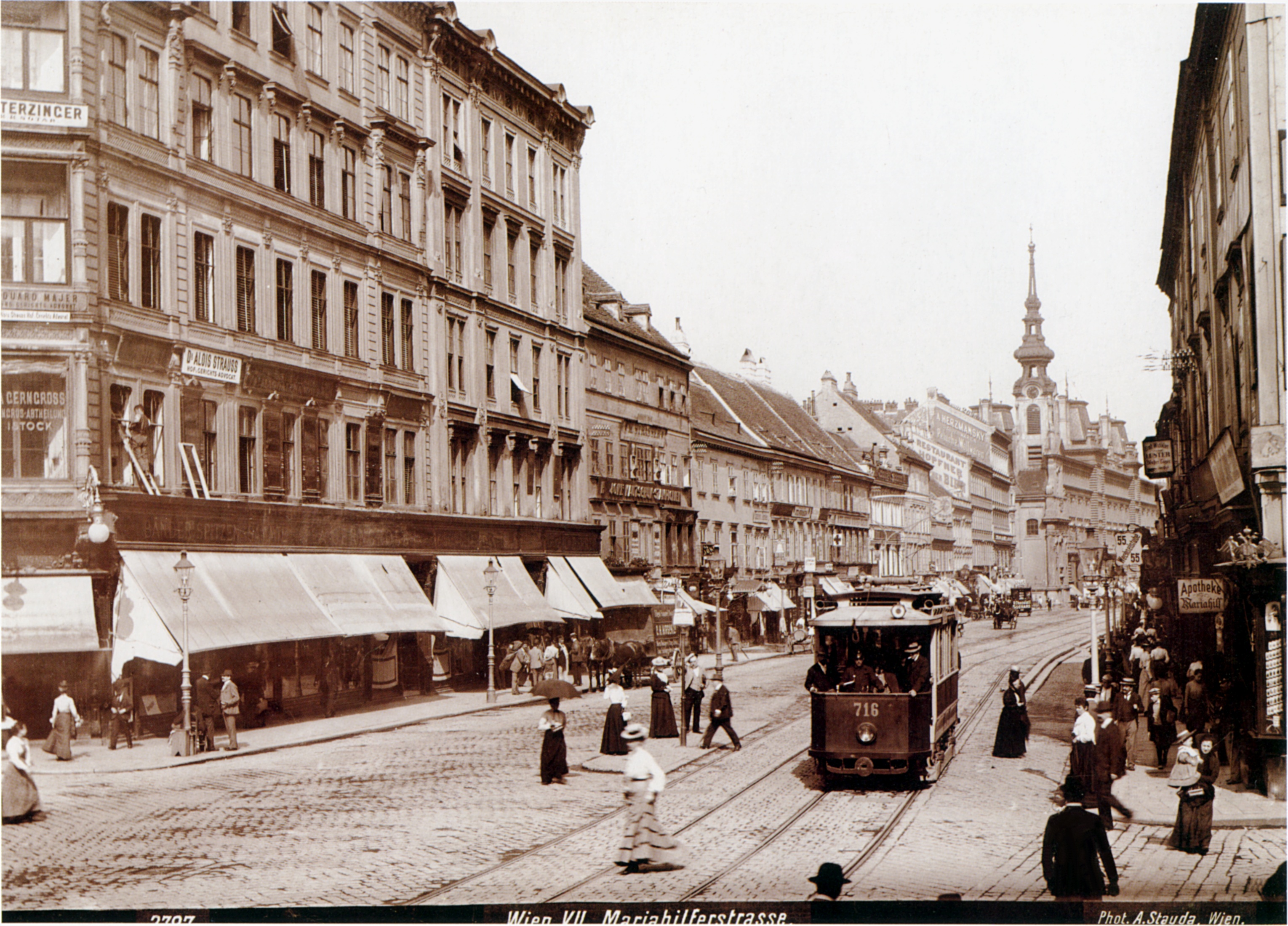 Mariahilferstrasse 1908 Stauda - Mariahilfer Straße in Vienna, close to Mariahilfer Church, view towards Stiftskirche