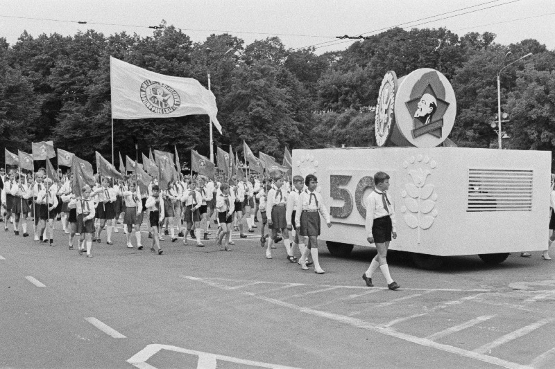 Eesti NSV III koolinoorte laulu- ja tantsupeost osavõtjate  rongkäik Võidu väljakul.