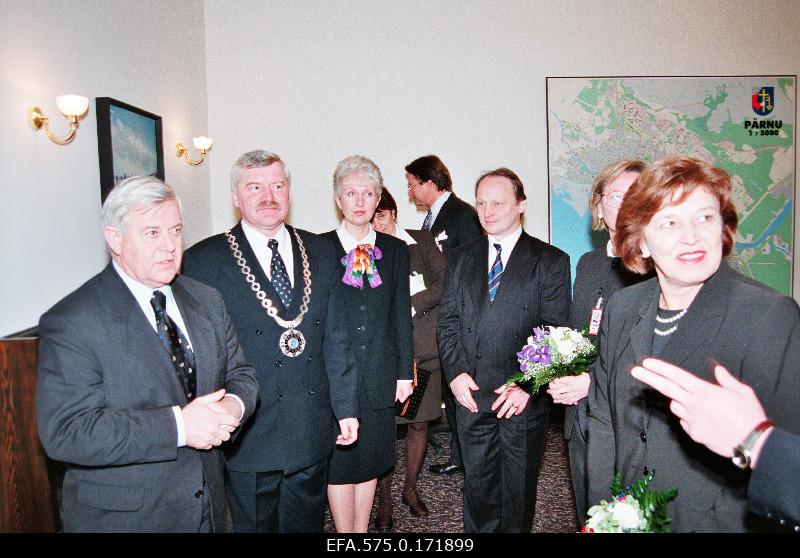 Sloveenia Vabariigi president Milan Kucan (vasakult 1.) koos abikaasa Stefka Kucaniga (paremalt 1.) Pärnu Raekojas Pärnu linnapea Väino Linde (vasakult 2.) vastuvõtul Sloveenia Vabariigi presidendi riigivisiidi ajal Eestisse.