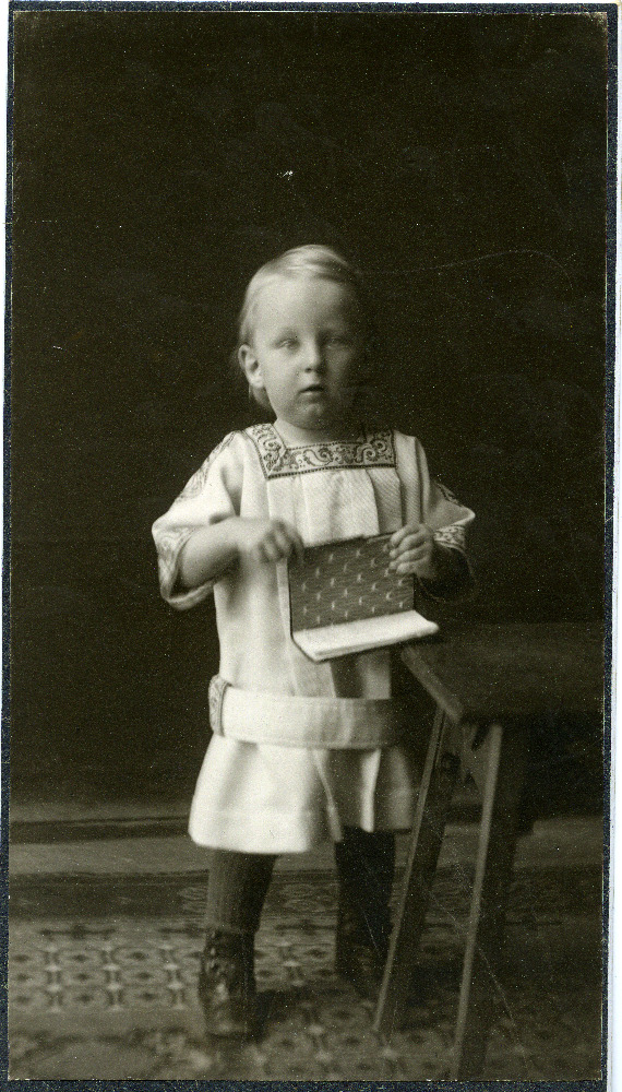 Stuudiofoto ühest Jaan Tõnissoni lapsest