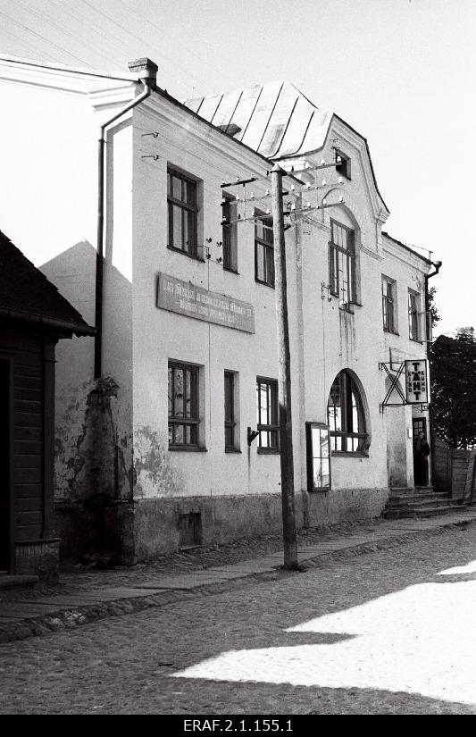 Maja Viljandis, Posti tänav 6, kus 1924.a asus "Käsitööliste Selts". Selles majas toimusid sagedased tööliste koosolekud. Hiljem asus selles majas kino Täht