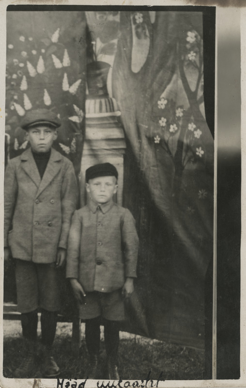 Postkaart Aino, Leida, Heino ja Harry poolt koos õnnitlustega uue aasta saabumise puhul