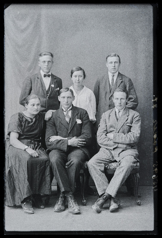 Grupp inimesi, (foto tellija August Põder).