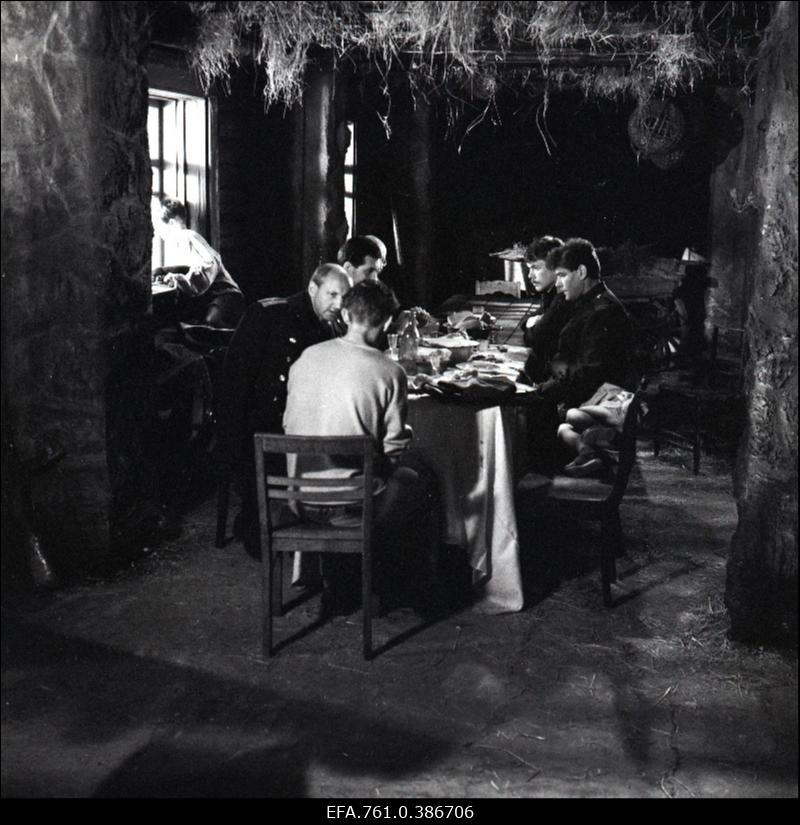 Filmi "Äratus" filmimine. Arvo Kukumägi Kaarel Petersoni osas. Vladimir Laptev II ohvitseri osas. Petersonide lapsed, teised küüditajad.