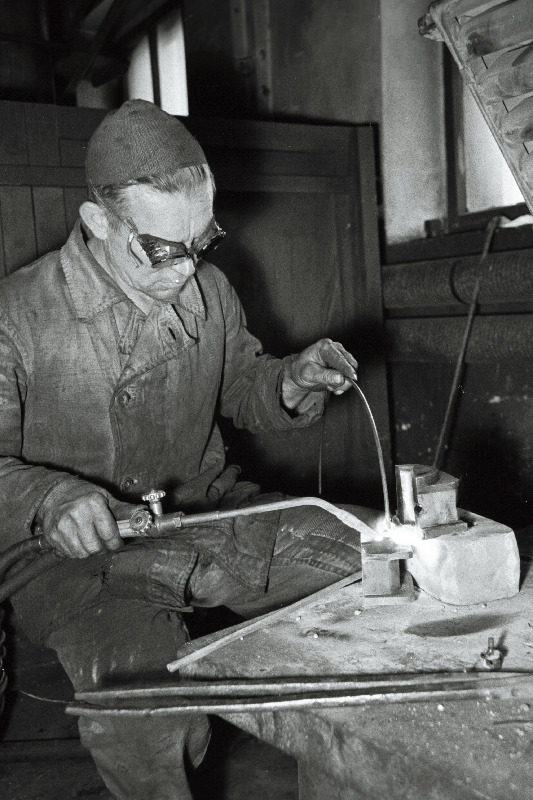 Mõisaküla Raudteetehase Veduridepoo eesrindlik keevitaja Karl Mändmets tööl.