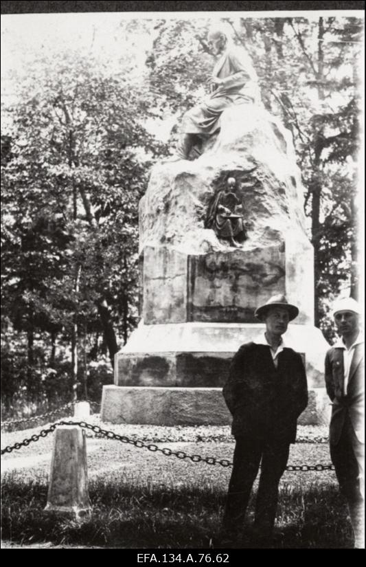 Üliõpilasseltsi Raimla liikmed matkal mööda Eestimaad. Kreutzwaldi ausammas.