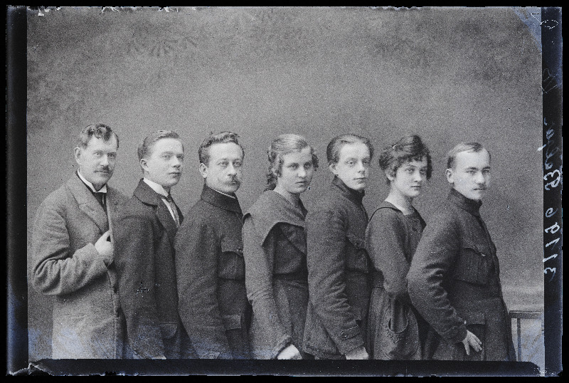 Grupp inimesi, (foto tellija Balzar).