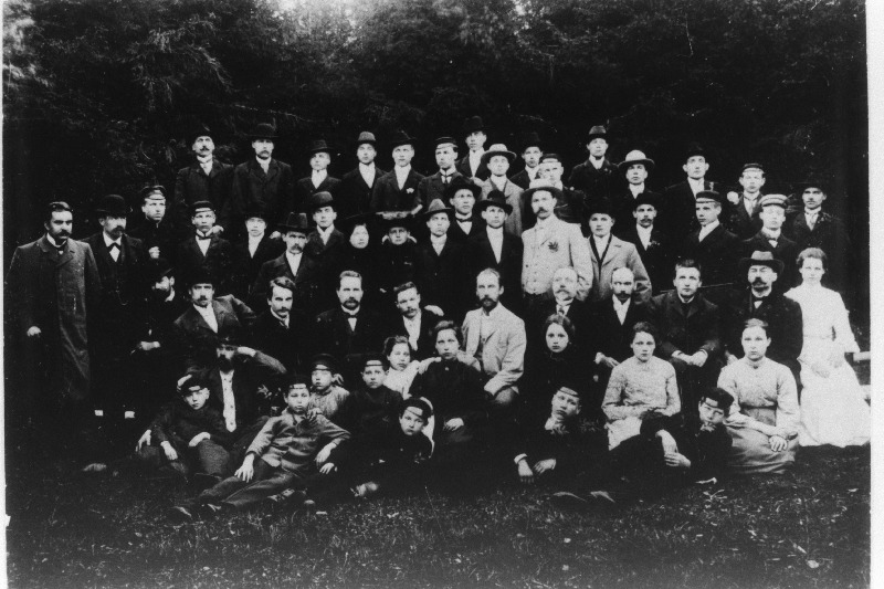 Ajalehe “Postimees” toimetuse töötajad väljasõidul Kaagverre. II reas keskel Jaan Tõnisson (heledas ülikonnas); tagantpoolt I ja II reas keskel Friedebert Tuglas (kikilipsuga); III reas vasakult 7. Gustav Suits.