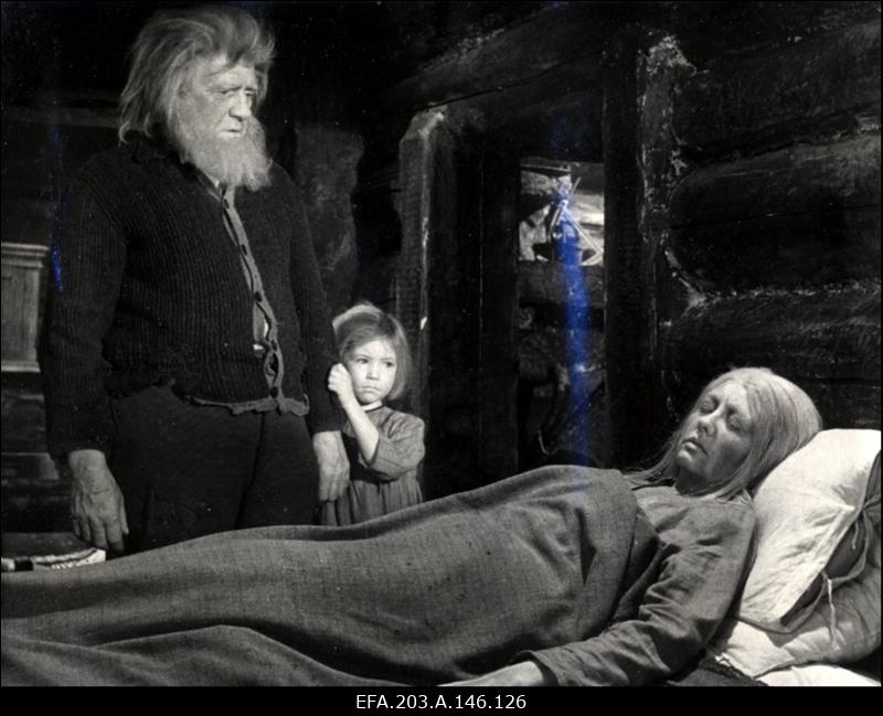 Kaader filmistuudio Tallinnfilm mängufilmist Põrgupõhja uus Vanapagan, vasakult: Jürka - Elmar Salulaht ja Juula - Astrid Lepa.