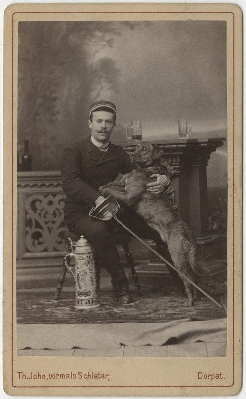 Korporatsiooni "Estonia" liige Albert Dehio koeraga