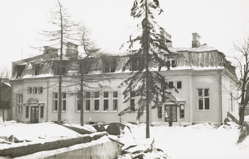 Seurakuntatalo vaurioituneena Eerikinkadulla; ulkokuva