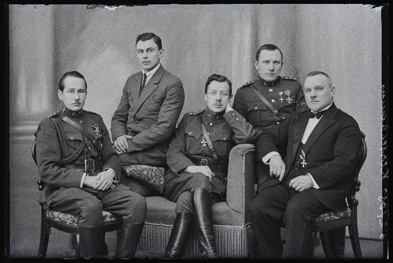 Grupp sõjaväelasi ja eraisikuid, keskel 5. Suurtükiväegrupi kolonelleitnant Georg Kirschbaum (Jüri Hellat).