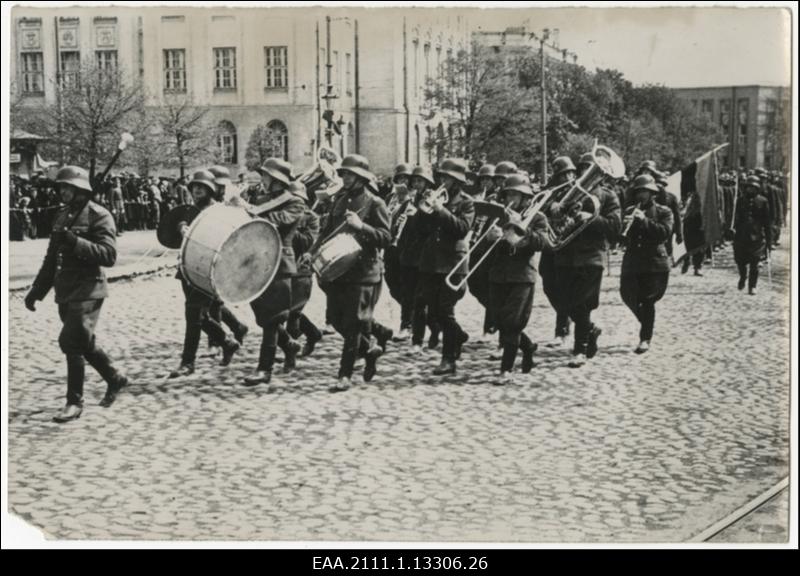 Eesti väeosa orkester paraadil