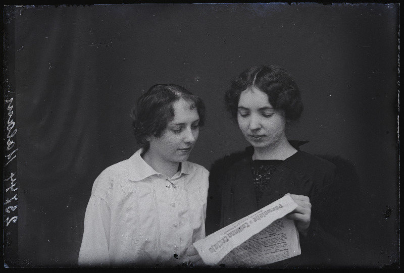 Kaks naist, (foto tellija Kalam).