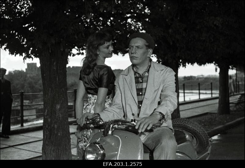 Kaader filmistuudio Tallinnfilm mängufilmist Vihmas ja päikeses, Lissi - Larissa Luzina ja Artur - Lembit Anton.