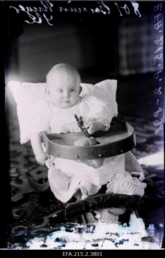 Laps mängu- ja söötmistoolis, (foto tellija parun Ungern-Sternberg).