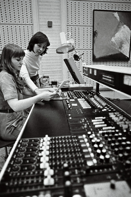 Eesti Raadio 3. foonika toimetaja Krista Kilvet (paremal) ja operaator Külliki Kabel stereosaadet ette valmistamas.