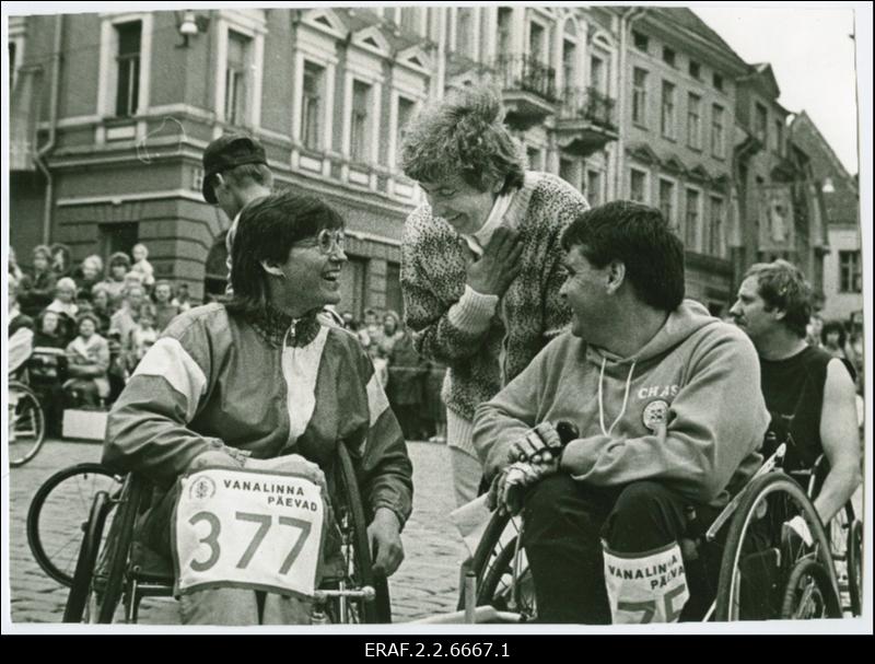 Tallinna Vanalinna Päevad 1990. Ratastoolides inimesed vestlemas