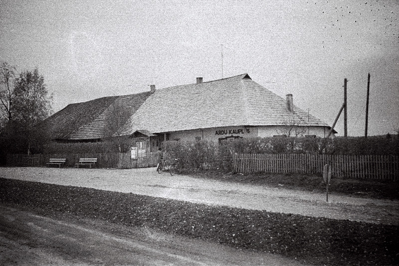 Ardu kauplus, endine kõrtsihoone.