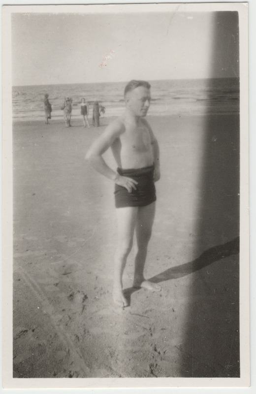 Tuvastamata mees [Eduard Virgo tuttav?] ujumisriietes rannal seismas