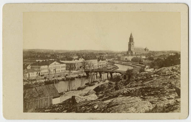 Vy från Samppalinna mot Aurabron och Domkyrkan i Åbo.