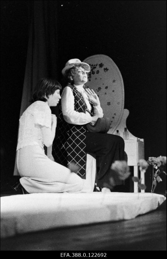 Stseen näidendist "Lunastus" Viljandi Draamateatris "Ugala". Osades Anne Margiste ja Kersti Kreismann.