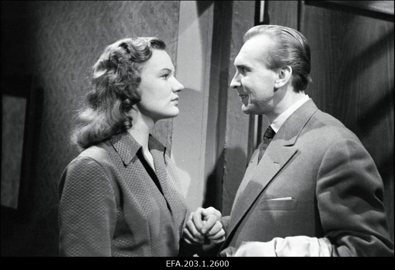 Kaader filmistuudio Tallinnfilm mängufilmist Kutsumata külalised, (vasakult) Hilda - Hilja Varem, Vari - Heino Mandri.