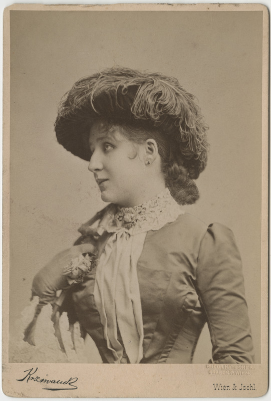 Tundmatu naise rindportree profiilis vasakule