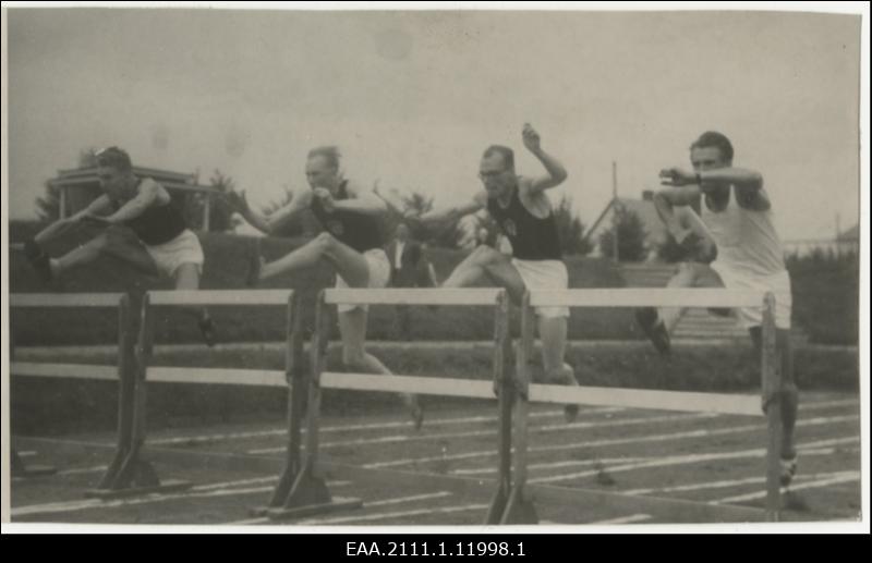 J. Talmre,  eesti sportlane, kergejõustiklane Tartus Tamme staadionil Eesti esivõistlustel 800 m eeljooksus, foto